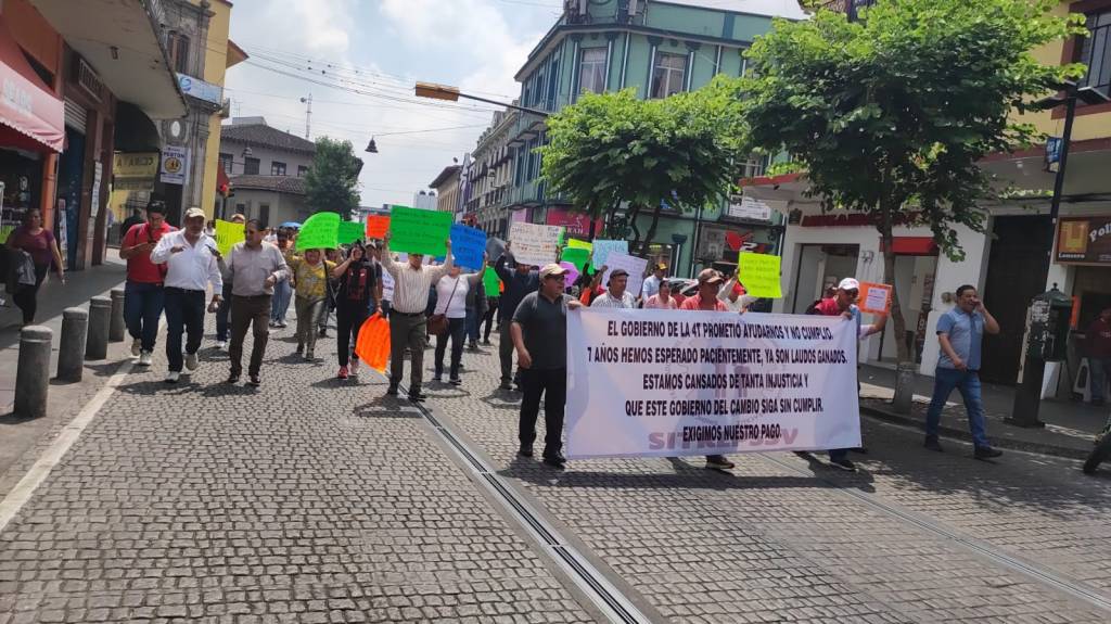 Extrabajadores del Seguro Popular marchan en Xalapa para exigir pago de laudos